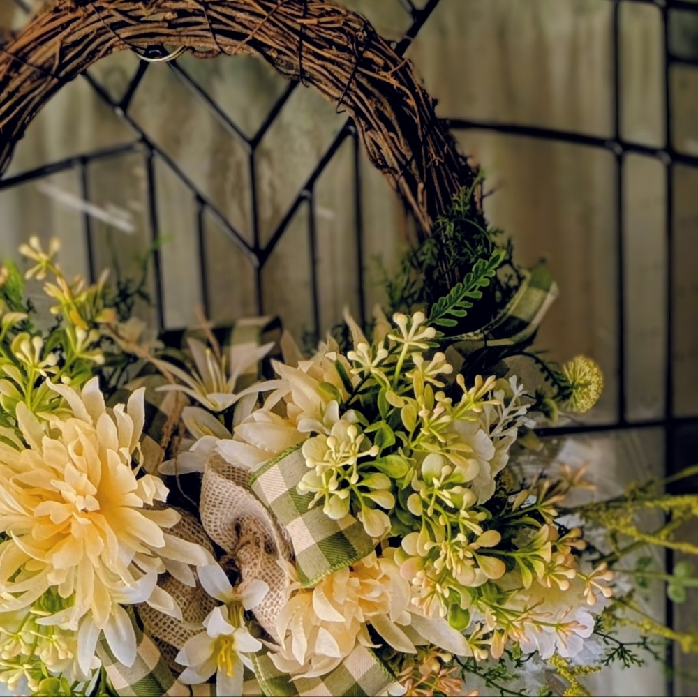 Elegant Floral Wreath with Green Accents - Picture 8 of 8